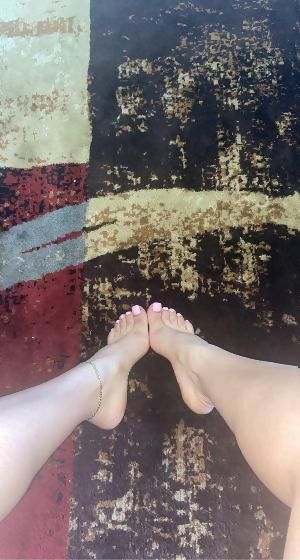 Pretty feet pussy 